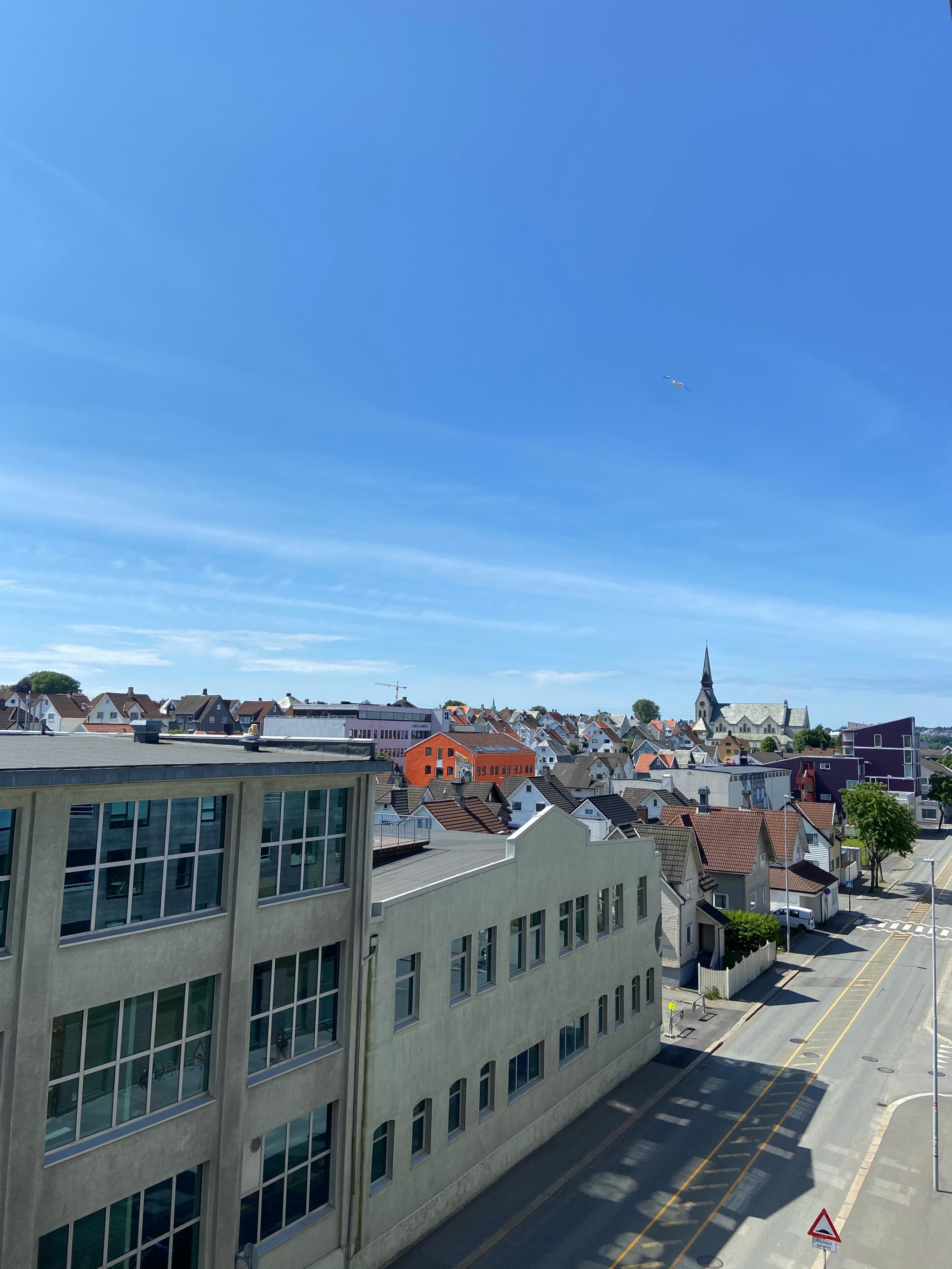 Utsikt fra balkong mot sentrum.